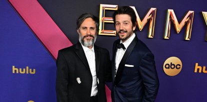 El actor mexicano Gael García Bernal y el actor mexicano Diego Luna llegan a la 76 edición de los premios Emmy en el Peacock Theatre at L.A.