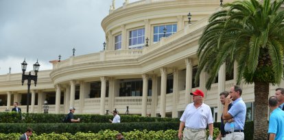 Trump juega al golf en el Trump National Golf Course de West Palm Beach, Florida, en una foto de archivo.