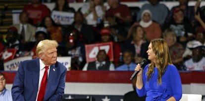 Donald Trump en un Town Hall con la gobernadora Sarah Huckabee Sanders