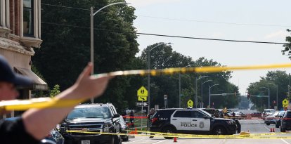 La policía trabaja en la escena del crimen en la que un hombre recibió un disparo mortal por parte de agentes de policía visitantes en el barrio de King Park el 16 de julio de 2024 en Milwaukee, Wisconsin, a 1,6 km del Fiserv Forum, donde se celebra la Convención Nacional Republicana.