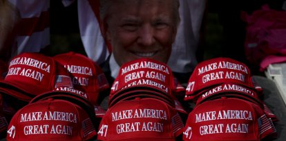 Sombreros de «Make America Great Again» en una mesa durante un mitin de campaña del ex presidente de Estados Unidos y candidato presidencial republicano Donald Trump en Sunset Park en Las Vegas, Nevada, el 9 de junio de 2024.