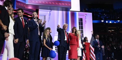 Donald Trump (centro), se encuentra con la exprimera dama estadounidense Melania Trump y su familia en la RNC 2024