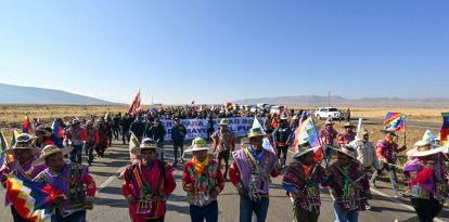 Simpatizantes del ex presidente boliviano (2006-2019) Evo Morales Ayma participan en la llamada Marcha para Salvar Bolivia -contra su antiguo aliado, el líder izquierdista Luis Arce- en Ayo Ayo, Bolivia, el 21 de septiembre de 2024. -