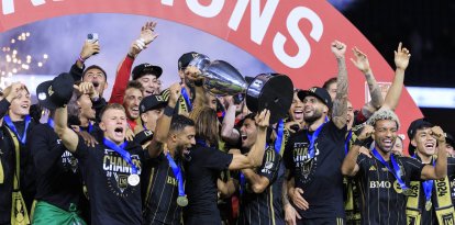 Ilie Sánchez #6 y Carlos Vela #10 del Los Angeles Football Club levantan el trofeo durante la ceremonia de entrega de premios tras ganar la final de la Copa Abierta de Estados Unidos contra el Sporting Kansas City el miércoles 25 de septiembre de 2024 en el BMO Stadium de Los Ángeles, California.