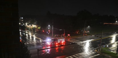 Un camión de bomberos en Florida bajo lluvias torrenciales provocadas por la llegada del huracán 'Helene'.