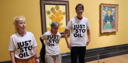 Activistas de Just Stop Oil tiran sopa sobre los cuadros de Van Gogh