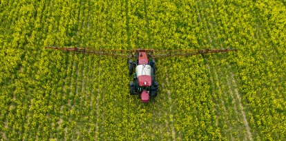 Un agricultor esparce pesticida en un campo en Centreville, Maryland.