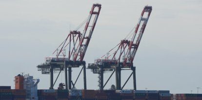 Un buque portacontenedores en la terminal marítima de Port Newark, visto desde Bayonne