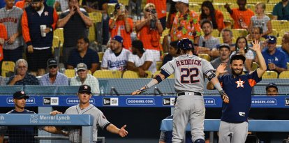 El jardinero derecho de los Astros de Houston Josh Reddick es saludado por el segunda base de los Astros de Houston José Altuve