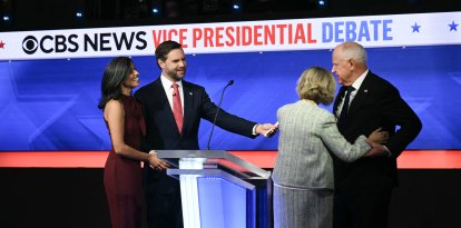 Elecciones Presidenciales 2024 | Vance y Walz se saludan tras el debate en presencia de sus respectivas esposas.