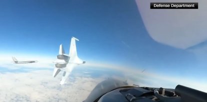 Un caza ruso realiza una maniobra peligrosa cerca de un avión estadounidense, NORAD