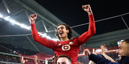 Ayyoub Bouaddi celebra con sus compañeros después de que el Lille ganara el partido de fútbol de la UEFA Champions League