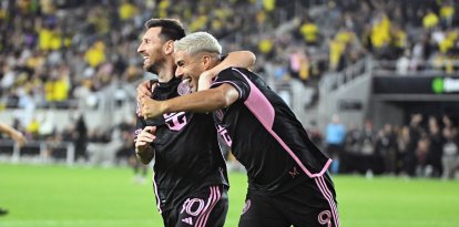 MLS: El delantero del Inter Miami Luis Suárez (9) celebra su gol en la segunda mitad contra el Columbus Crew con el delantero del Inter Miami Lionel Messi (10) en Columbus, Ohio.