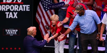 Elecciones presidenciales 2024: El expresidente y candidato presidencial republicano Donald Trump estrecha las manos de sus partidarios en el escenario antes de su discurso en el Centro Cívico de Savannah en Savannah.