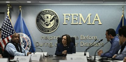 La vicepresidenta y candidata demócrata a la presidencia de EE.UU., Kamala Harris, asiste a una reunión informativa sobre los efectos del huracán 'Helene'.