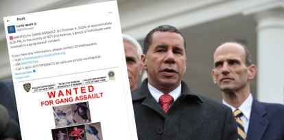 El exgobernador de NY David Paterson en una rueda de prensa en 2010 junto a un tuit de la Policía con los presuntos agresores