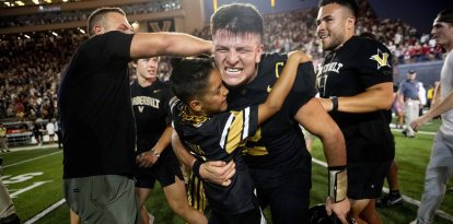 Diego Pavia, quarterback de los Vanderbilt Commodores, reacciona tras derrotar 40-35 a los Alabama Crimson Tide, número 1 del ranking.