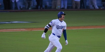 Shohei Ohtani de los Dodgers de Los Ángeles rodea las bases tras batear un jonrón de tres carreras en la segunda entrada.