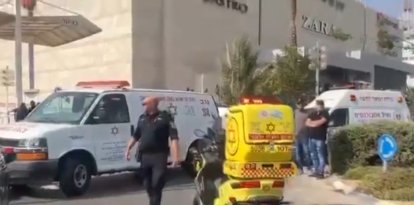 Captura de pantalla con sanitarios y policías en la zona del atentado