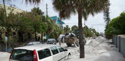 Huracán 'Milton': Un cargador de la Guardia Nacional del Ejército de Florida mueve escombros de la sección Pass-A-Grille de San Petersburgo antes de la llegada prevista del huracán Milton a mediados de esta semana el 7 de octubre de 2024 en Florida.