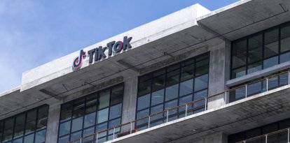 TikTok: un cartel de TikTok en el edificio de la sede de TikTok Inc. en Culver City