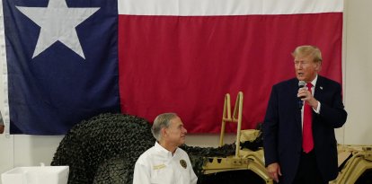 Elecciones Presidenciales 2024:  El ex presidente DONALD TRUMP llega a la frontera en el sur de Texas en el Aeropuerto Internacional del Sur de Texas en Edinburg mientras visita con el gobernador de Texas GREG ABBOTT