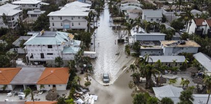 Huracán Milton: En esta foto aérea, un vehículo circula por una calle inundada tras el paso del huracán Milton, en Siesta Key, Florida, el 10 de octubre de 2024.