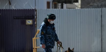 Un guarda ruso patrulla frente al penal de alta seguridad N2