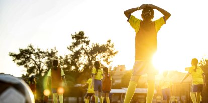 Imagen de archivo: Unas niñas participan en una sesión de práctica de fútbol.