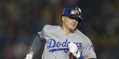 Kike Hernández de los Dodgers de Los Ángeles corre a la segunda base