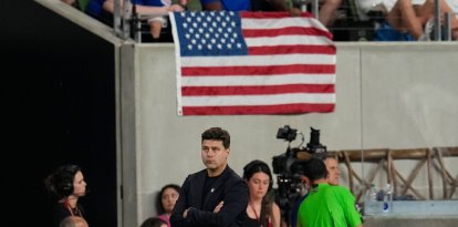 Pochettino sigue el desarrollo del partido de su debut como seleccionador de la USMNT contra Panamá desde la banda.