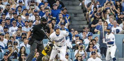 Ohtani corre durante un partido tras batear un lanzamiento.