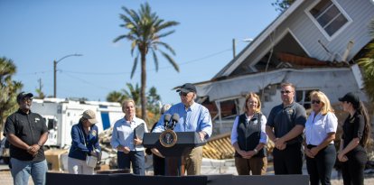 Joe Biden atiende a los medios tras visitar las zonas afectadas por el huracán 'Milton' en Florida.