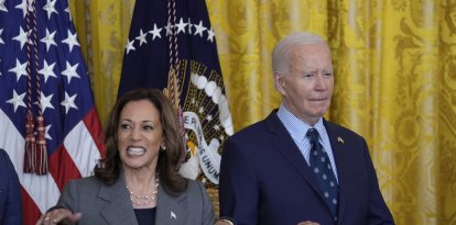 Elecciones presidenciales 2024 | Kamala Harris y Joe Biden gesticulan en una comparecencia en la Casa Blanca