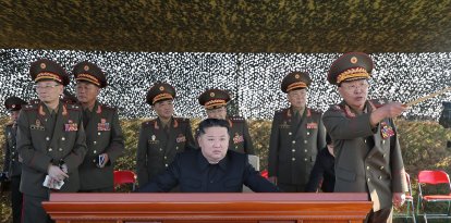 El dictador norcoreano Kim Jong Un supervisa maniobras militares