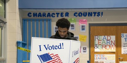 Imagen: Una persona deposita su voto en las primarias presidenciales demócratas en un colegio electoral el 3 de febrero de 2024 en West Columbia, Carolina del Sur.