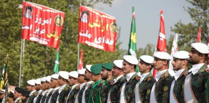 Imagen: Miembros del ejército iraní marchan en una base militar en el norte de Teherán.