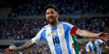 Lionel Messi de Argentina celebra un gol durante el partido entre Argentina y Bolivia