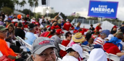 Voto Latino: un asistente luce una gorra de "Latinos por Trump" antes de un mitin de "Save America"