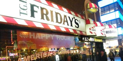 Un restaurante TGI Fridays a pie de calle