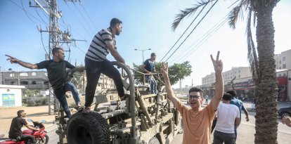 7 de Octubre: Un palestino celebra tras hacerse con el control de un vehículo militar israelí después de cruzar la valla fronteriza con Israel desde Jabalia, en el norte de la Franja de Gaza durante los ataques terroristas del 7 de Octubre.