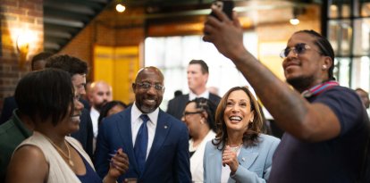 Elecciones presidenciales 2024: La vicepresidenta de Estados Unidos y candidata demócrata a la presidencia en 2024, Kamala Harris, posa para un selfie mientras visita Paschal's, un histórico restaurante de propietarios negros, antes de celebrar un mitin de campaña en Atlanta, Georgia, el 30 de julio de 2024.