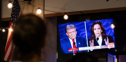 Elecciones Presidenciales 2024 | Ciudadanos observan el debate presidencial de Kamala y Trump en ABC.