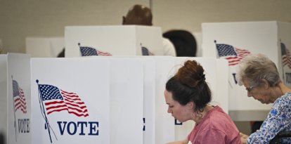 Elecciones Presidenciales 2024: Una persona vota durante la votación anticipada en un colegio electoral en la primera ronda de votación anticipada en un colegio electoral, 21 de octubre de 2024, en Deland, Florida.