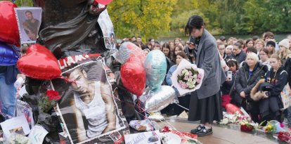 Liam Payne: Una persona deposita flores durante una vigilia por el cantante de 31 años de One Direction, Liam Payne, de Wolverhampton, en Hyde Park, en el centro de Londres.