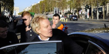 Foto de archivo de Mike Jeffries, ex-Ceo de Abercrombie & Fitch en Francia, mientras entra en un carro.