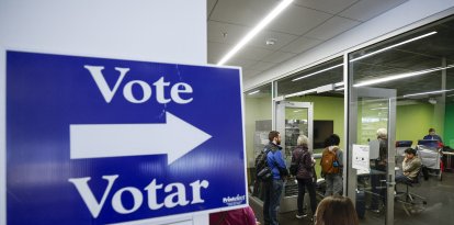 Elecciones Presidenciales 2024 | Votantes hacen cola para votar anticipadamente en la Biblioteca Pública de Madison, Wisconsin.