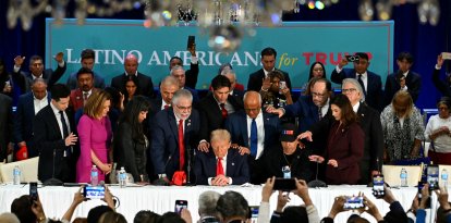 Elecciones presidenciales 2024: El expresidente y candidato presidencial republicano Donald Trump reza durante una mesa redonda con líderes de la comunidad latina en el complejo Trump National Doral Miami en Miami, Florida, el 22 de octubre de 2024.