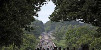 CRISIS FRONTERIZA: Archivo de Migrantes que participan en una caravana que se dirige a Estados Unidos, caminan de Huixtla a Escuintla, estado de Chiapas, México, el 9 de junio de 2022.