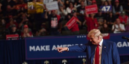 Elecciones Presidenciales 2024:  El expresidente Donald Trump celebra su mitin electoral en el Nassau Coliseum de Uniondale, Nueva York, y congrega a una gran multitud que llenó el estadio de 16.000 localidades.